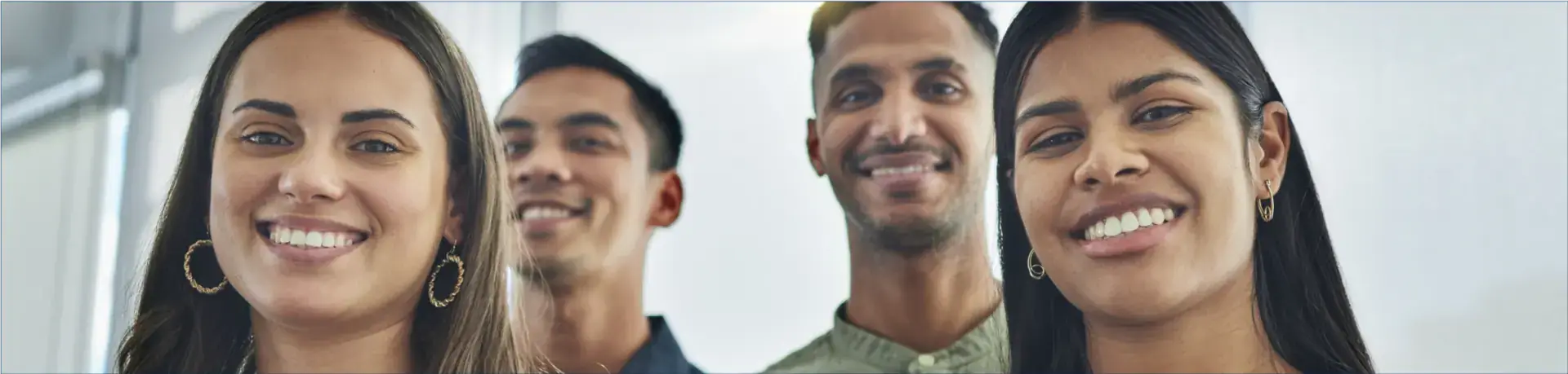Grupo de jovens sorrindo, representando estudantes e profissionais